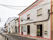 Prédio com 2 apartamentos e 2 lojas Zona Ribeirinha...