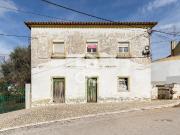 Prédio com 2 Moradias Independentes para Reabilitação...