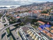 Prédio com 3 unidades independentes, sendo uma T2 e a...