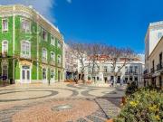 Prédio com 4 pisos, com 2 espaços comerciais e 3...