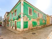 Prédio com doze quartos e três lojas em Portimão 427m²...