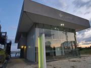 Prédio comercial na orla do lago, ao lado da terceira ponte