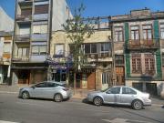 Prédio composto por dois comércios e um apartamento T4...