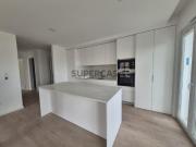 Prédio em construção com apartamentos novos em...