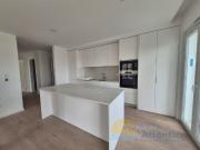 Prédio em construção com apartamentos novos em...