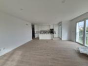 Prédio em construção com apartamentos novos em...