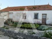 Prédio misto composto por moradia antiga e terreno!