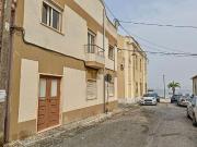 Prédio na Trafaria para investimento