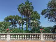 Près de Toulon, en premier rang de mer sur la baie de...