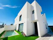 Presentamos esta impresionante villa adosada,...