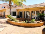 Presentamos esta villa de estilo mediterráneo ubicada en...