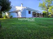 Presentamos este magnífico chalet ubicado a 2 km de la...