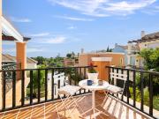 Presentando este refinado adosado de cuatro dormitorios,...