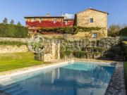 Prestigiosa tenuta agricola con più edifici e 12 ettari...