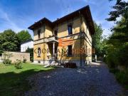 Prestigiosa villa di 450 mq in vendita Viale Cesare...