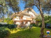 Prestigiosa villa di 600 mq in vendita, Via Alcide De...