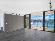 Prestigious Barangaroo residence with stunning water...