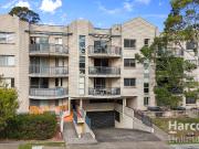 Prime Location Unit Easy Walk to the Station!