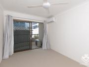 Prime Main Beach Apartment with New Carpet and Freshly...