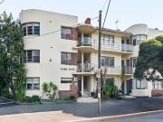 Prime South Melbourne Apartment with Park & Lake Views 6...