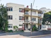 Prime South Melbourne Apartment with Park & Lake Views 6...