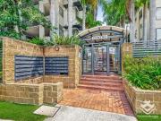Prime Toowong Living: Modern 2 Bed with Pool, A/C &...