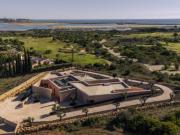 Primeira Linha de Mar e Golf: Onde a Arquitetura abraça...