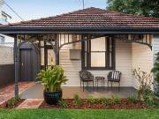 Private Character Cottage Living with Garden Entertaining