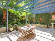 Private Courtyard Apartment with Villa Ambience