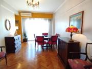 Privilegiado tres ambientes con balcón y jardin