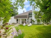 Privilegiertes Wohnumfeld für dieses Familienanwesen in...