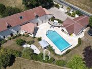 PROCHE DE BOURGES Maison de charme rénovée avec piscine...