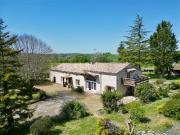 Proche de Duras, superbe propriété divisé en 3 maisons...