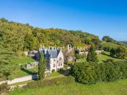 Proche de La Chartre sur le Loir, en position dominante,...