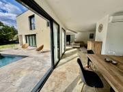 Proche de Vaison la Romaine, une villa contemporaine...
