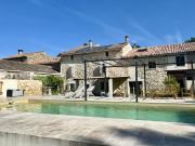 Proche ORANGE Corps de ferme avec piscine et appartement...