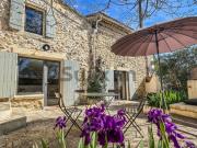 Proche Uzès: Élégante maison de village en pierre, rénovée