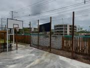 Pronto a beira mar de muro alto