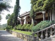 Propiedad con 2 casas elegantes y enorme jardín en el Barro