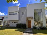 Propiedad de 3 Dormitorios con Piscina sobre lote central