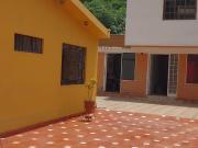 PROPIEDAD MULTIFAMILIAR EN VENTA – 3 CASAS...