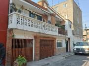 “Propiedad Multifuncional con Casa Principal y Departamentos