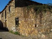 Propriedade com ruína e terreno, situada na aldeia de... Propriedade com ruína e terreno, situada na aldeia de...