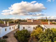 Propriedade Encantadora para Renovação com Duas Casas...