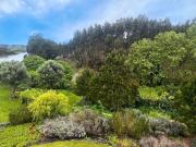 Luxurious property with 7 bedrooms by the lake