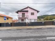 Propriedade situada na freguesia de Brito, em Guimarães,...