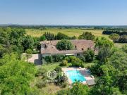 Propriété avec piscine et jardin