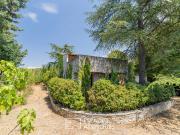 Propriété à fort potentiel avec jardin arboré et piscine...