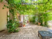 Propriété à fort potentiel avec jardin arboré et piscine...