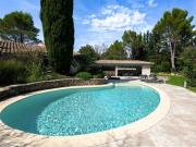 Propriété aux lignes architecturales uniques dans le...